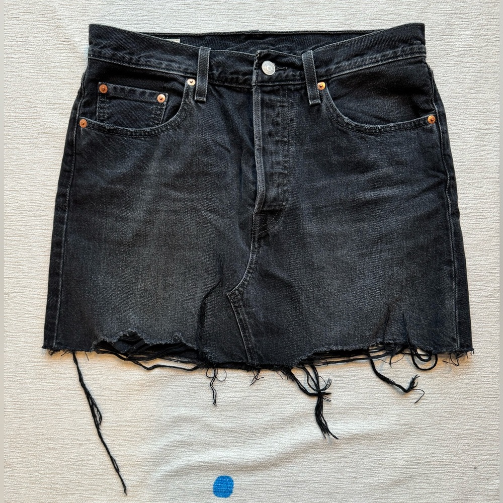 Levi’s Deconstructed Denim Mini Skirt Ill-Fated (faded black) size 28